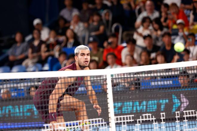 Carlos Alcaraz golpea la bola ante Nakashima en Tokio (Foto: Cordon Press).