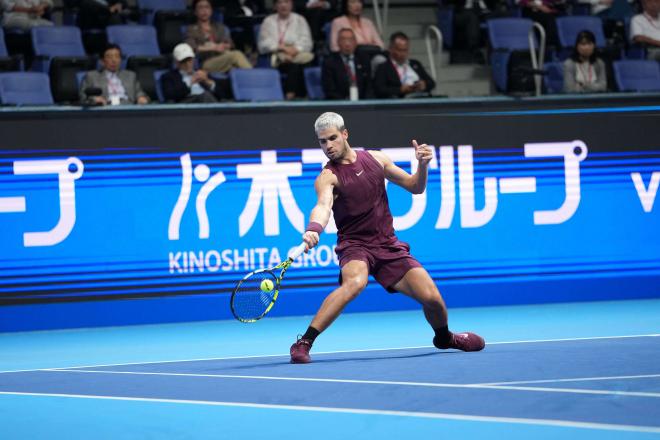 Carlos Alcaraz golpea una pelota en el Torneo de Tokio (Foto: Cordon Press).