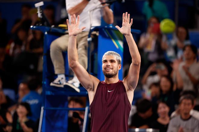 Carlos Alcaraz celebra su victoria ante Nakashima en Tokio (Foto: Cordon Press).
