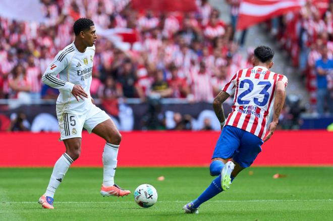 Jude Bellingham controla un balón en el derbi Atlético-Real Madrid (Foto: Cordon Press).