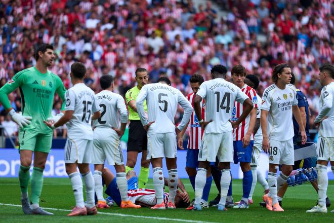 Los jugadores madridistas, en el derbi Atlético-Real Madrid (Foto: Cordon Press).