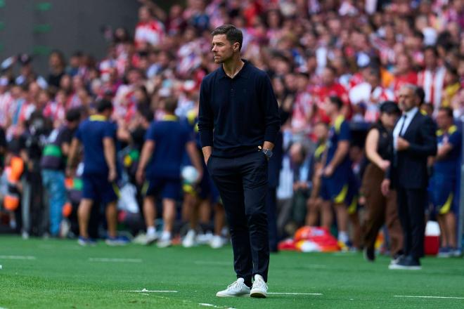 Xabi Alonso, durante el derbi Atlético-Real Madrid (Foto: Cordon Press).