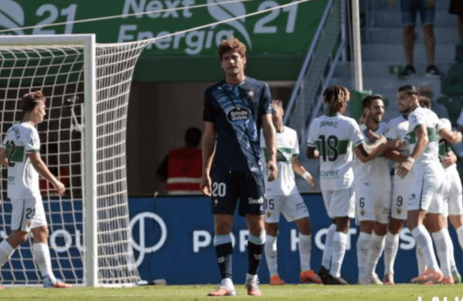 Marcos Alonso se lamenta del gol del Elche (Foto: LaLiga).