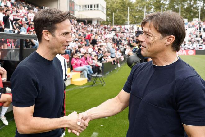 Matías Almeyda, saludando a Iñigo Pérez (Foto: EFE).