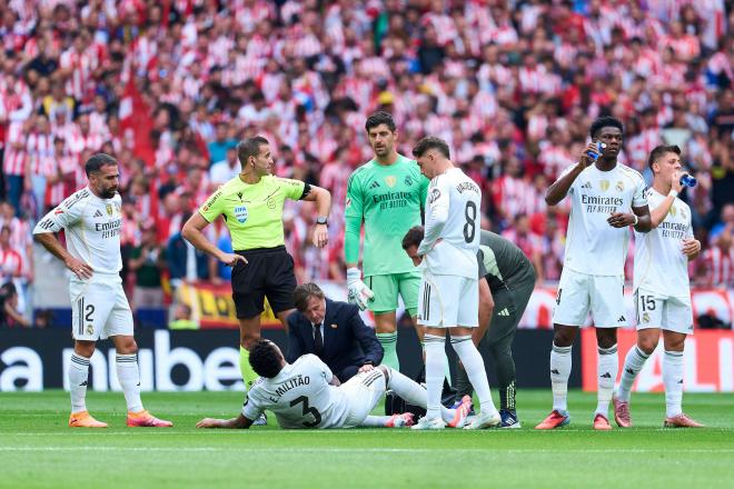 Éder Militao se duele en el derbi Atlético-Real Madrid (Foto: Cordon Press).
