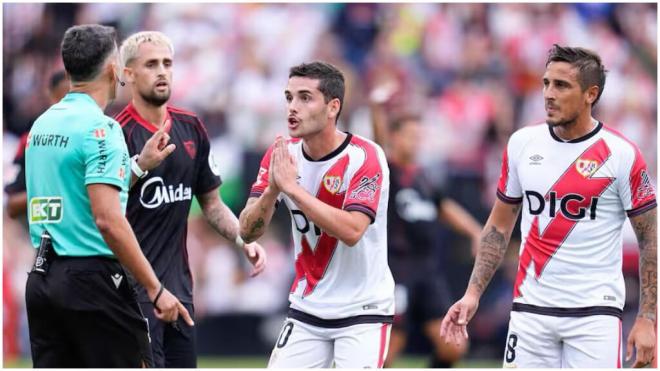 La expulsión de Sergio Camello ante el Sevilla. (Cordon Press)
