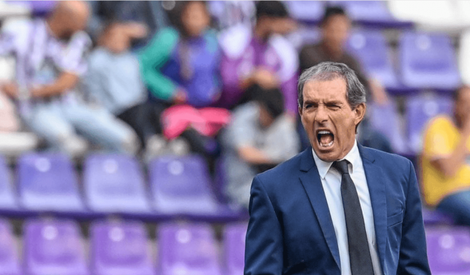 Guillermo Almada dirigiendo en el partido ante la Cultural y Deportiva Leonesa