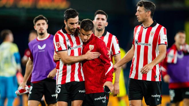Iñigo Lekue consuela a Ruis de Galarreta tras perder ante el Villarreal en La Cerámica (Foto: Athletic Club).