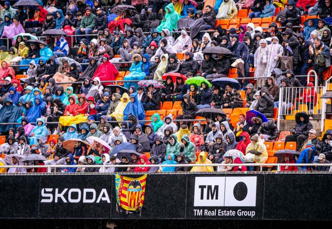 Lluvia en Mestalla (Foto: Valencia CF)