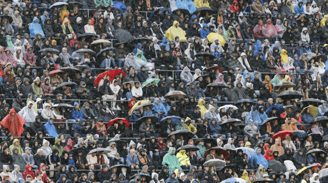 Lluvia y paraguas en Mestalla (Foto: EFE)