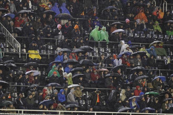 Mestalla lleno de paraguas por la lluvia