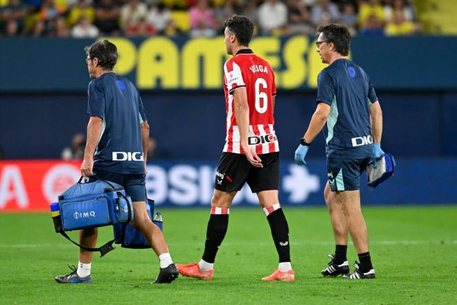 Mikel Vesga se retira lesionado del Villarreal-Athletic (Foto: Cordon Press).