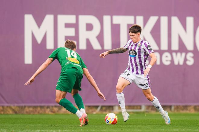 Carvajal, ante Manso (Foto: Real Valladolid).