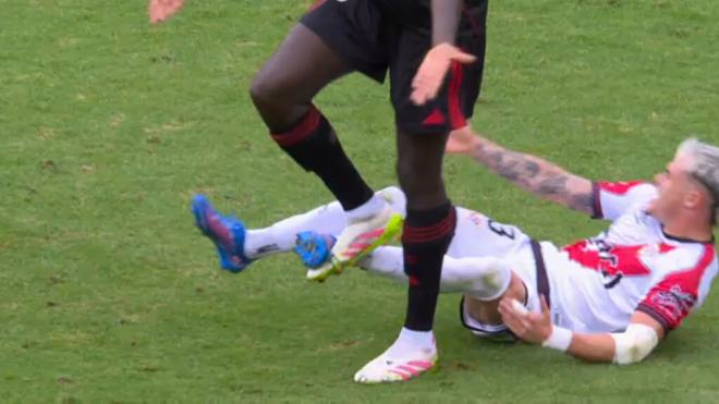 Batista Mendy y Chavarría, liados por los cordones.