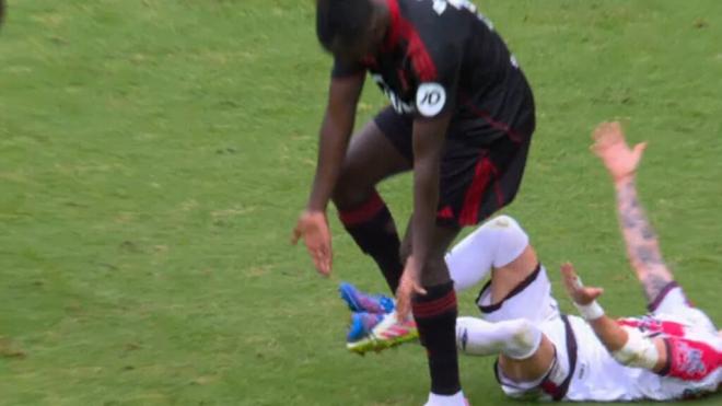 Batista Mendy y Chavarría, liados por los cordones.