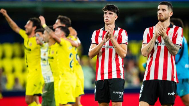 Rego y Oihan Sancet aplauden tras jugar ante el Villarreal en La Cerámica (Foto: Athletic Club).