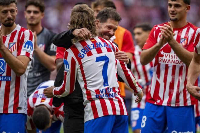 Simeone abraza a Griezmann tras ganar el derbi Atlético-Real Madrid (Foto: Europa Press).