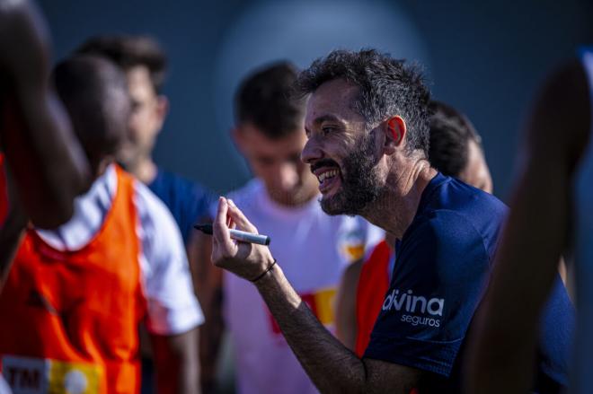Corberán en el entrenamiento del Valencia CF (Foto: Valencia CF)