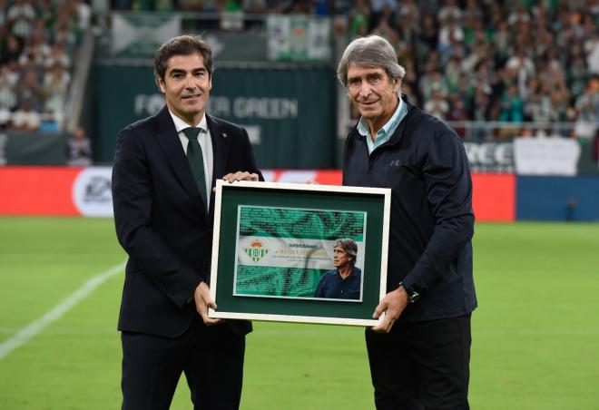 Manuel Pellegrini recibe el homenaje del Betis (Foto: Kiko Hurtado)