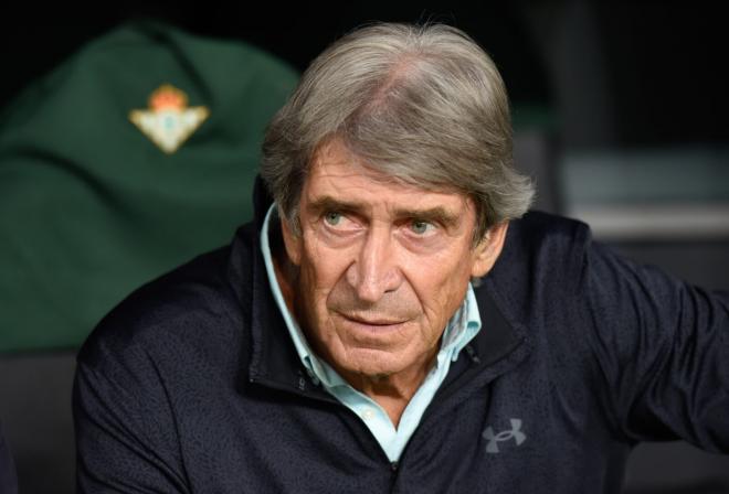 Manuel Pellegrini recibe el homenaje del Betis (Foto: Kiko Hurtado)