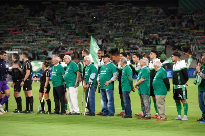 El homenaje verdiblanco a las personas mayores. (Foto: Kiko Hurtado)
