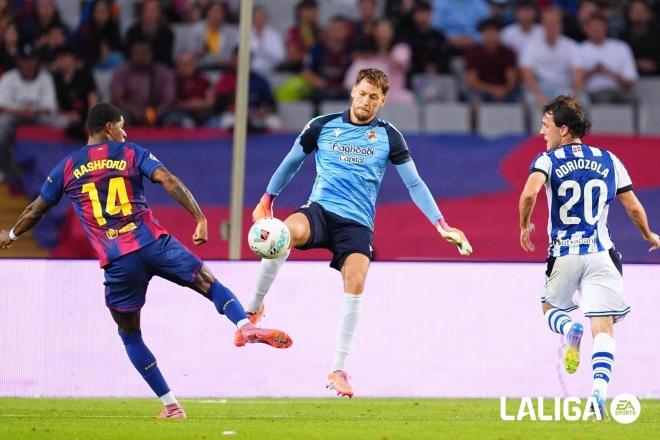 Álex Remiro pugna por un balón ante el Barcelona. (Foto: LALIGA)