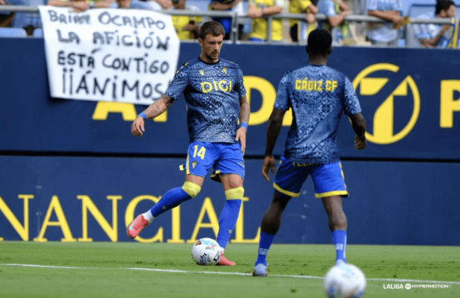Pancarta en apoyo a Brian Ocampo en el Nuevo Mirandilla (FOTO: LALIGA).