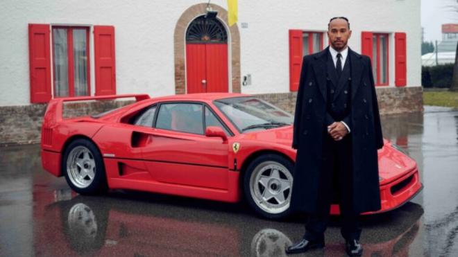 Lewis Hamilton, junto al Ferrari F40 que ha desvelado que se compraría (foto: Ferrari).