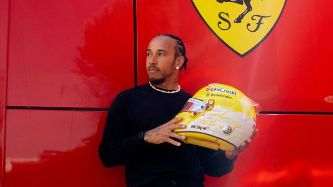 Lewis Hamilton, junto al escudo de Ferrari (foto: Lewis Hamilton Instagram).