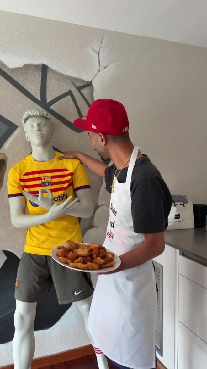 El padre de Lamine Yamal hablando con el maniquí de su hijo (Instagram)