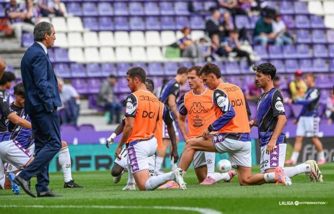 Jugadores del Pucela calientan ante la Cultural.