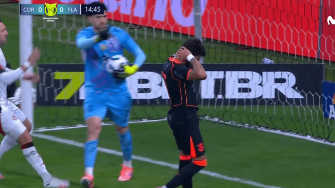 La reacción de Rossi tras el penalti de Yuri Alberto.