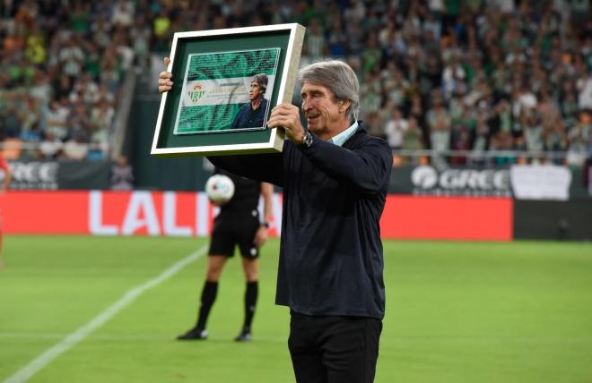 Ángel Haro entrega un obsequio a Manuel Pellegrini (Foto: Cordon Press).