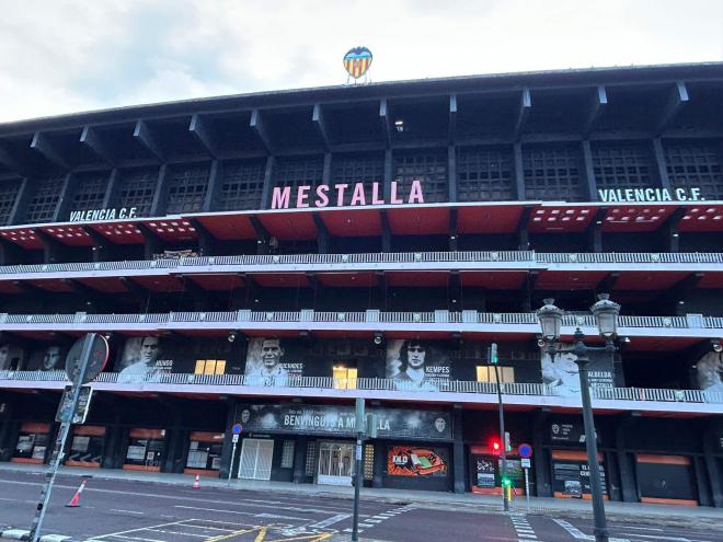Mestalla amanece gris un día de lluvia