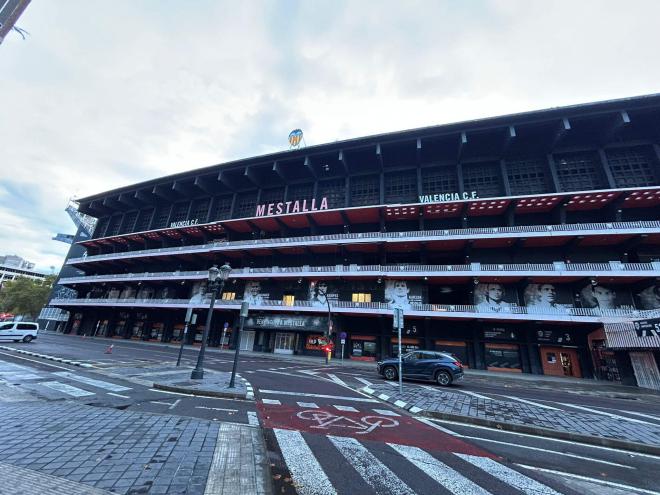 Mestalla amanece gris un día de lluvia