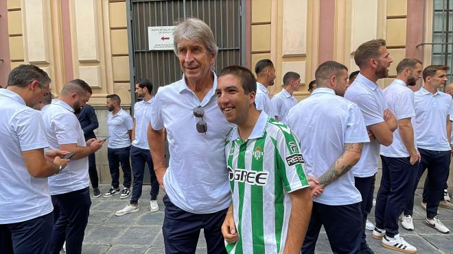 Manuel Pellegrini, en la ofrenda floral del Betis en el Museo (Foto: Kiko Hurtado).