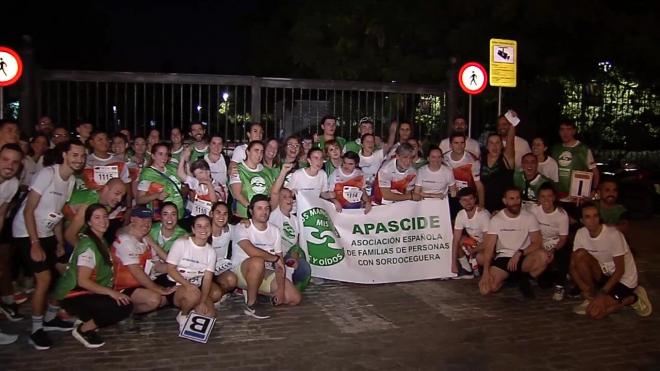 Pablo Alfaro, con APASCIDE en la Carrera Nocturna de Sevilla (Imagen: ElDesmarque).