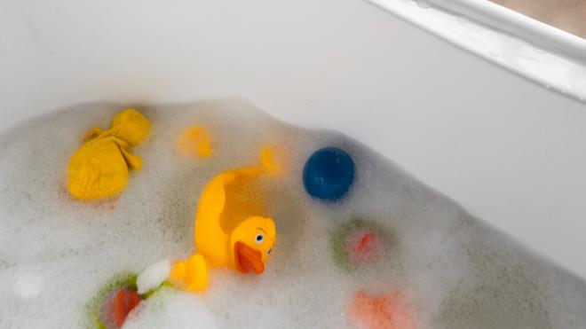 Pato de goma y otros juguetes metidos en la bañera (Foto: Freepik)