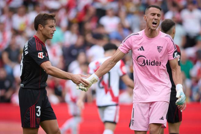 Azpilicueta y Odysseas celebran una parada del portero en el Rayo-Sevilla (Foto: Cordon Press).