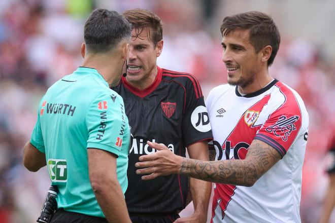Azplicueta, Trejo y Gil Manzano, en el Rayo-Sevilla (Foto: Cordon Press).