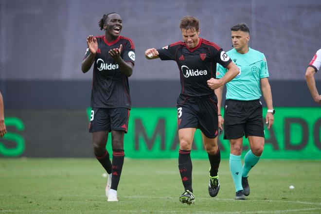 Batista Mendy y Azpilicueta celebran un gol en el Rayo-Sevilla (Foto: Cordon Press).