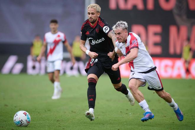 Januzaj y Pep Chavarría, en el Rayo-Sevilla (Foto: Cordon Press).