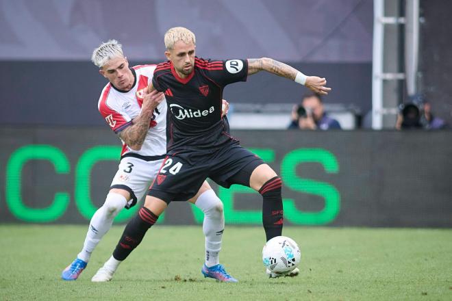 Januzaj y Pep Chavarría, en el Rayo-Sevilla (Foto: Cordon Press).