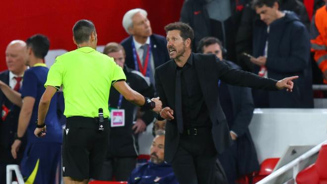 Diego Pablo Simeone en Anfield (Fuente: Cordon Press)