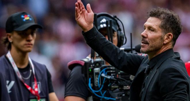El Cholo Simeone saluda a la afición tras la victoria en el derbi (Cordon Press)