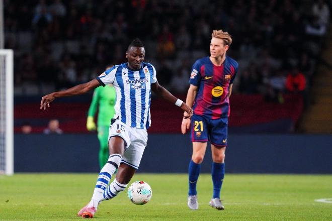 Umar Sadiq, ante Frankie de Jong, en el Barcelona-Real Sociedad (Foto: LaLiga).