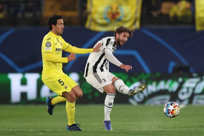 Locatelli da un pase delante de Dani Parejo en el Villarreal-Juve de la 21/22 (Foto: Cordon Press).