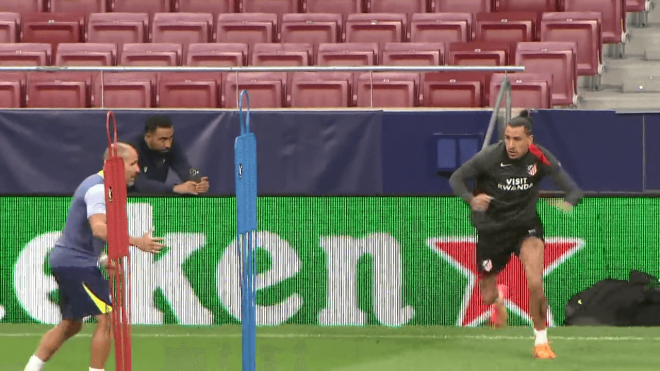 Giménez en el entrenamiento del Atlético (Fuente: ElDesmarque)