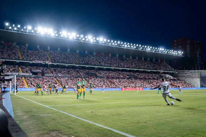 Jugada del Rayo Vallecano-Neman Grodno (FOTO: Cordón Press).