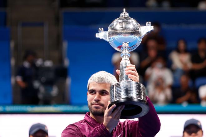 Carlos Alcaraz alza el trofeo en Tokio (FOTO: Cordón PresS).